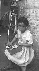 Sigarette vendute in borsa nera da una bambina - Roma, 15 giugno 1944