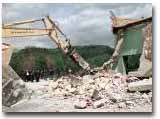 Valle dei Templi, ruspa che demolisce una casa abusiva (gennaio 2001)