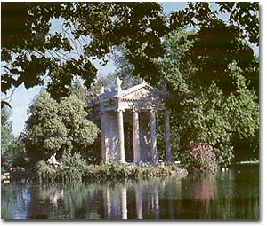 Il "Giardino del Lago" a Villa Borghese: l'isolotto con, al centro, il tempietto neoclassico di Esculapio