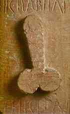 Bassorilievo in travertino con fallo portafortuna e la scritta "Hic habitat felicitas" (Qui abita la felicità), da Pompei, I secolo d.C. (Napoli, Museo Archeologico)