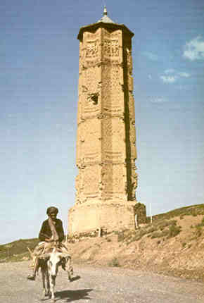 Ghazn (Afghanistan): resti del minareto del sultano Ghaznavide  Bahrm  Shah (1118-1152) 