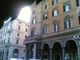 Il lato meridionale della piazza, con il palazzo centrale di Gaetano Koch (dove c' Scudit - Scuola d'Italiano)
