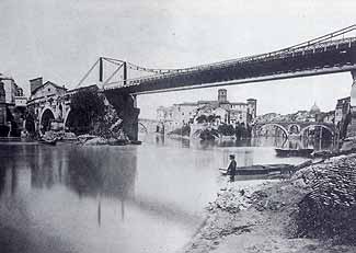 Foto d'epoca con la passerella di ferro che collegava il Ponte Emilio con la riva sinistra del Tevere