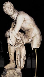 Hermes che si slaccia un sandalo, copia romana in marmo da un originale in bronzo di Lisippo, IV secolo a. C. (Paris, Muse du Louvre)