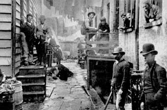 Jacob A.Riis, Bandits' Roost, 59 1/2 Mulberry Street (La strada degli italiani, ndr.), 1886.