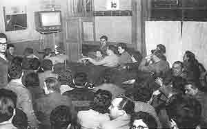 Gente attorno a un televisore negli anni Cinquanta